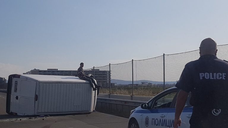 Голямо задръстване на пътя за Ахелой. Микробус се обърна на пътя (СНИМКИ)