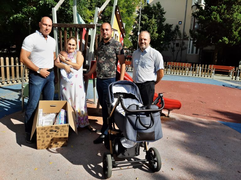 Николай Тишев с подарък за новородения Раян