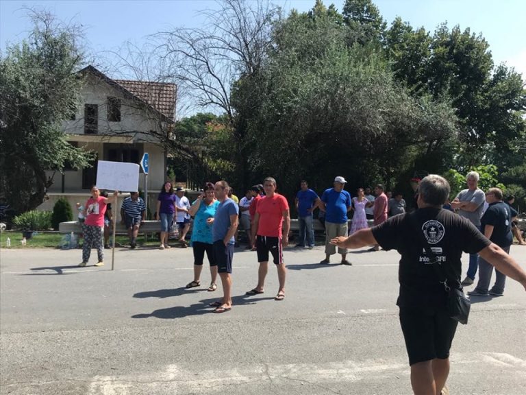 Главният път Сливен – Ямбол остава затворен заради протеста срещу избиването на прасета