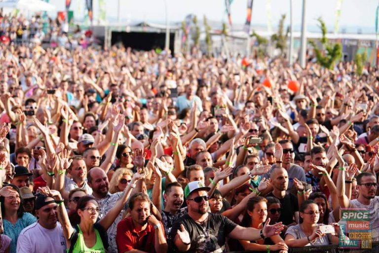 Над 8 хиляди пяха и танцуваха под открито небе на Spice music festival, кметът пък приготви бургер/видео/
