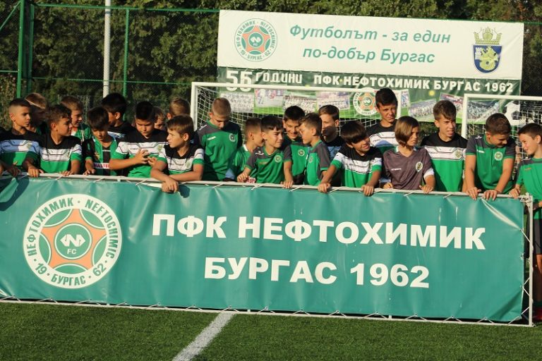 Нефтохимик обявява прием на деца, родени през 2013 година