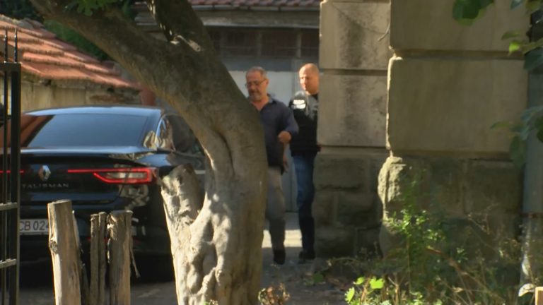 Изведоха Георги Митев от задния вход. Качиха го в кола на спецпрокуратурата
