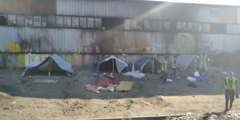 Община Бургас и полицията премахнаха незаконен ромски катун