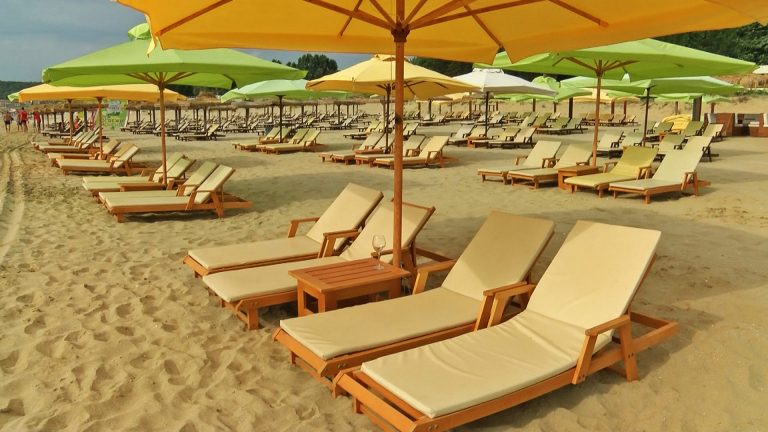 Статистиката отбелязва ръст на нощувките през юни, на фона на снимките на празни плажове в социалните мрежи