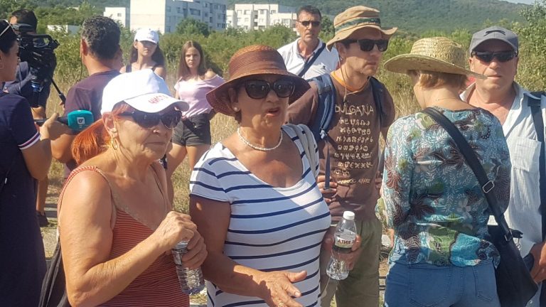 Жители на Атия се събраха на протест срещу депото за опасни отпадъци (СНИМКИ)