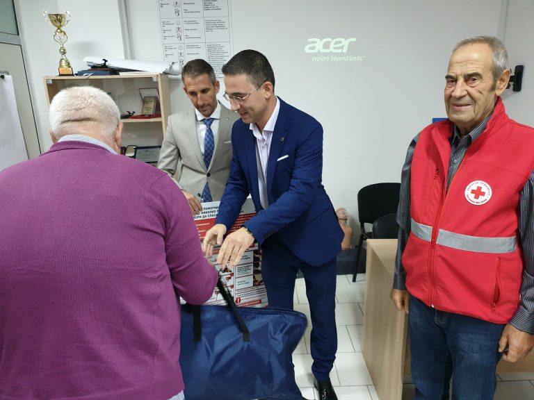 Шест училища от Област Бургас получиха дарение за оборудване на кабинети по първа помощ от Младежки Глас