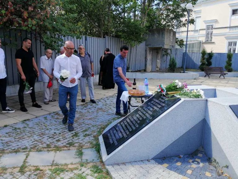 Почетоха жертвите на комунизма в Бургас