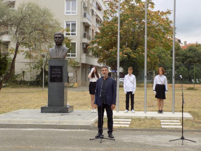 СУ „Иван Вазов” Поморие вече има впечатляващ бюст паметник на своя патрон