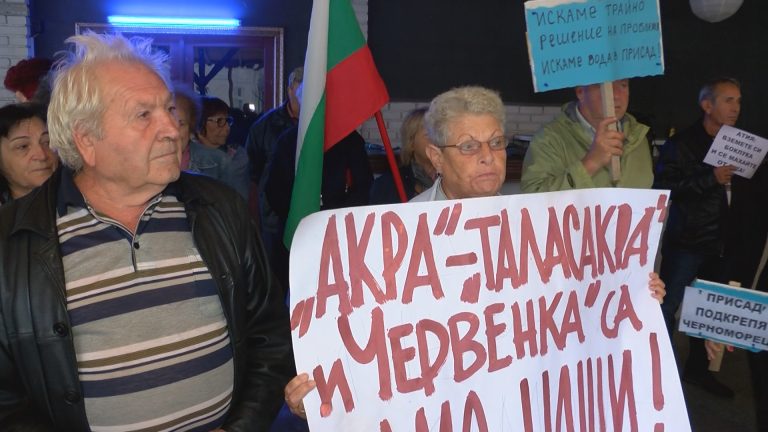 Черноморец на бунт заради военни имоти, заплашват да блокират магистралата /снимки/