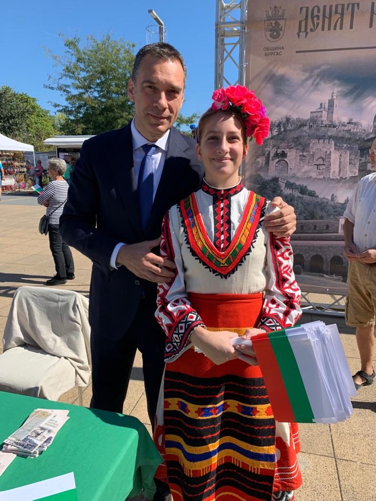 50 деца пяха Химна на Независимостта на 22 септември на пл. „Тройката“