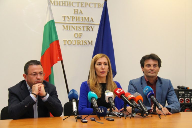 Министър Ангелкова: Оказваме пълно съдействие на клиентите на „Астрал Холидейз“