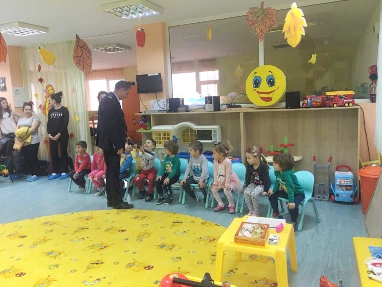 Служители на реда с превантивно занимание „Полицай в класната стая”