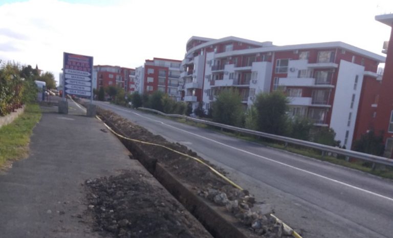 Започна поставянето на новото осветление по пътя за „Елените“