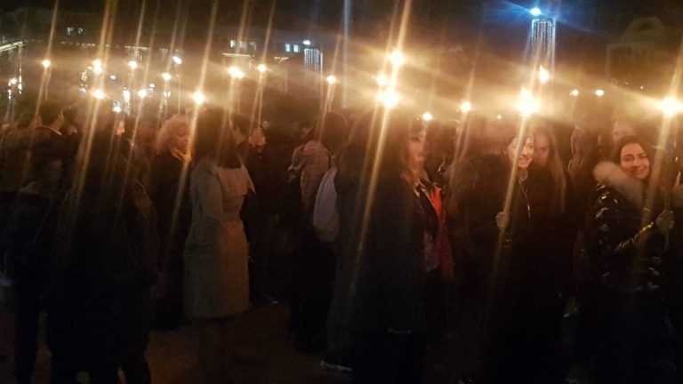 Ученици с факелно шествие за Деня на народните будители