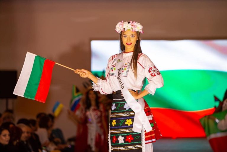 Мис България Теодора Мудева с приз от Мис Планет /снимки/