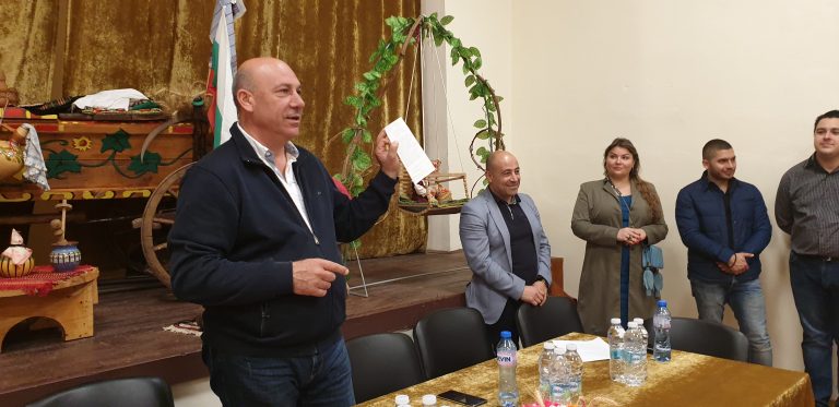Жителите на с. Александрово връчиха на кандидата за кмет Иван Алексиев своя програма за развитието на селото