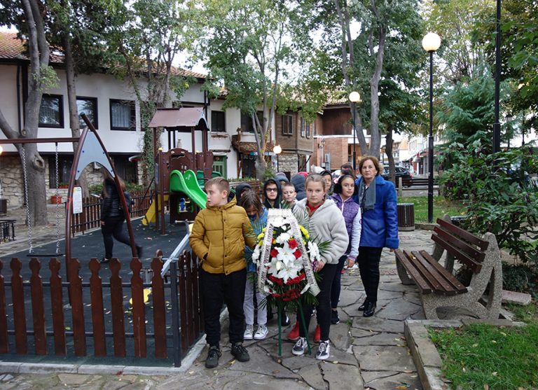 Учениците в Несебър отбелязаха Деня на народните будители