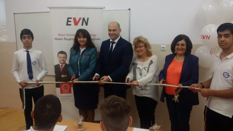 EVN оборудва класна стая в Механото