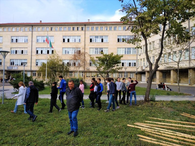 Засадиха 4 млади дръвчета в двора на ПМГ по инициатива на осмокласниците