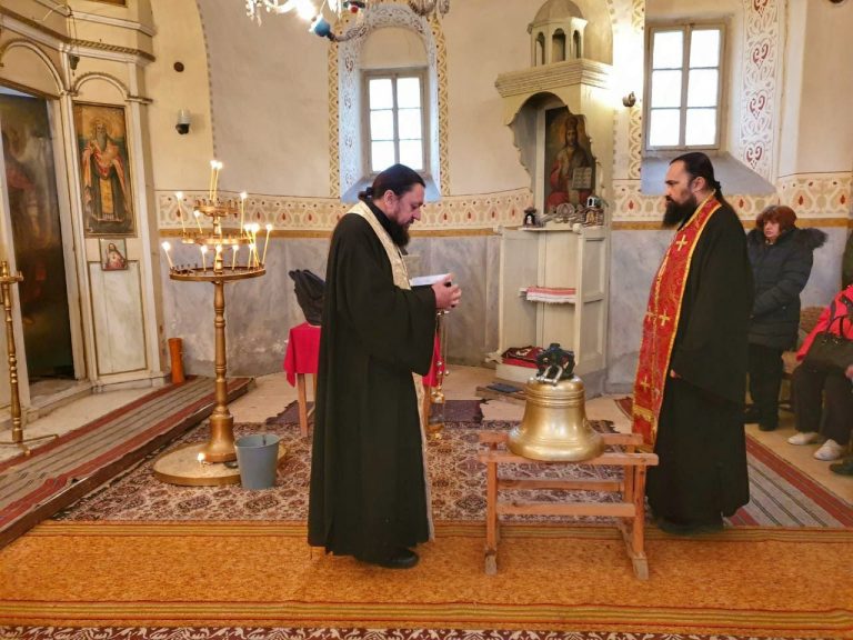 Храм „Свети Димитър“ в сунгурларското село Лозарево с нова камбанария