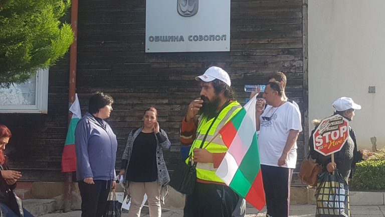 Първият работен ден на созополския кмет започна с протест. Ще плати ли общината 3 млн. лева, ако Атия каже „Не“?