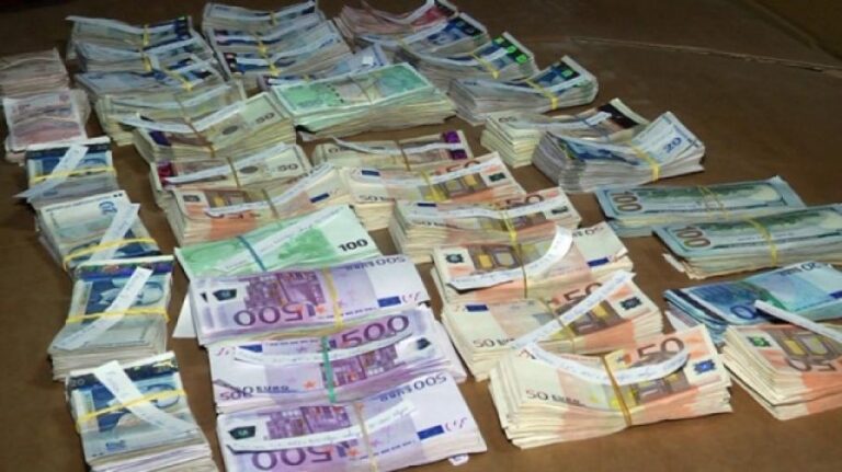 Митнически служители задържаха контрабандна валута за близо 90 000 лева