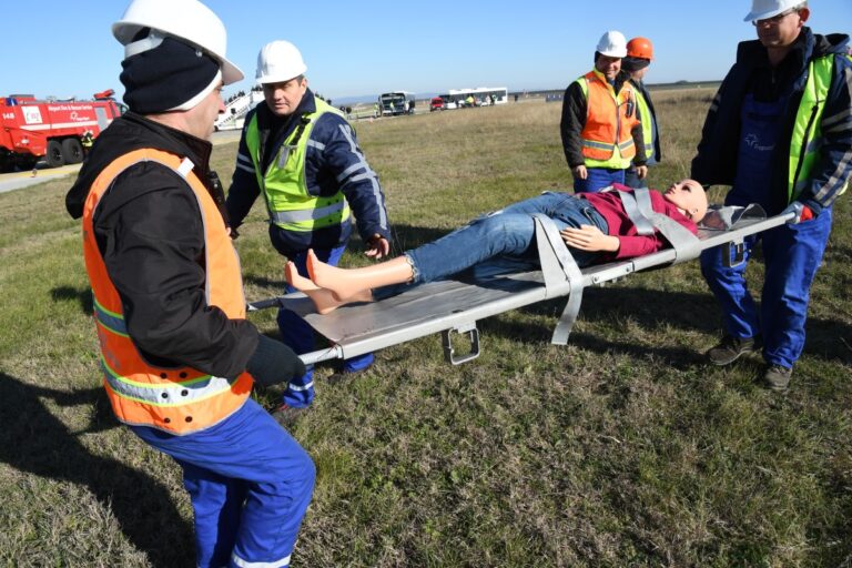 На летище Бургас отиграха инцидент със самолет, излязал извън пистата при кацане /галерия/