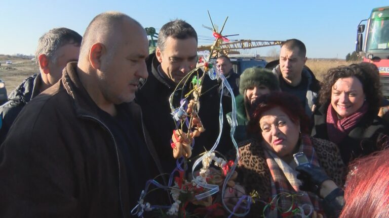 Борисов беше посрещнат със сурвачки край морето, обходът на Поморие ще  е готов за летния сезон  /видео/