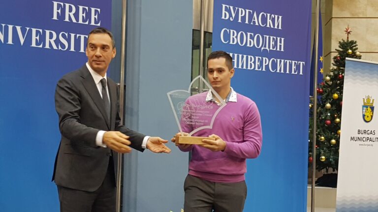 Доктор Иван Вълкадинов получи наградата „Абсолвент на годината“ (ВИДЕО)