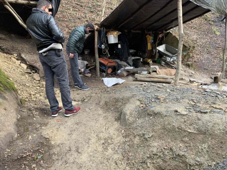 Задържаха двама иманяри търсили съкровището на Алтън Стоян войвода /снимки/