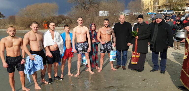 Общо 31 мъже скочиха в морето на Йордановден в Поморие /снимки/