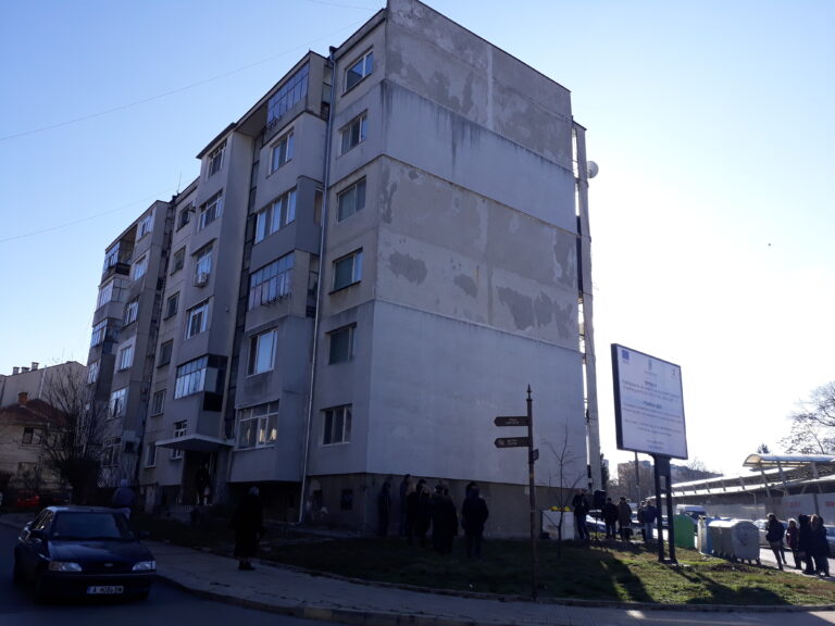 Санират три блока в Карнобат