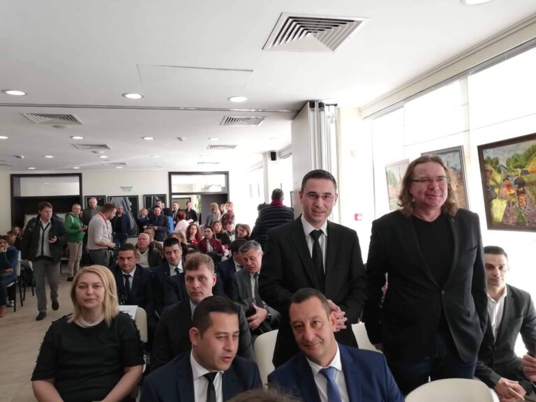 Съветници предлагат обособяване на паркоместа пред „Български пощи“