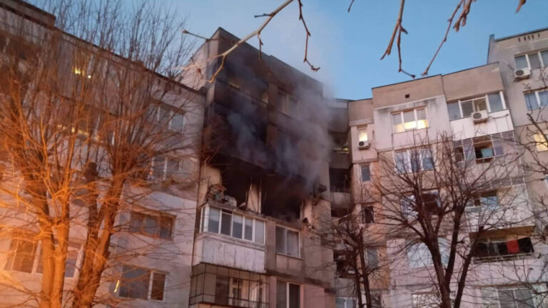 Жена загина при взрив в жилищен блок във Варна, има и ранени /видео/
