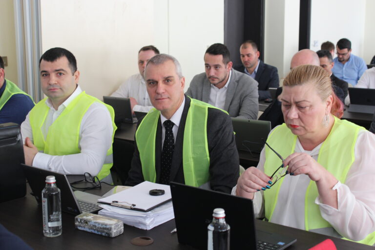 Срещу какво точно протестираха с жълти жилетки съветниците от Средна европейска класа