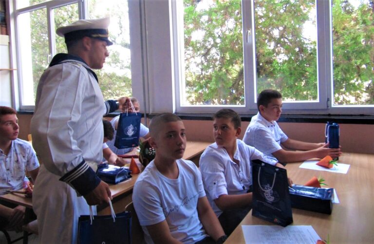 Търси се учител, който да преподава „корабен английски“ в Морското училище