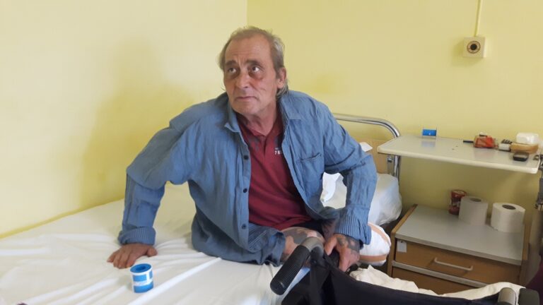 Валентин живее вече месец в… болница! Търси помощ за нов дом