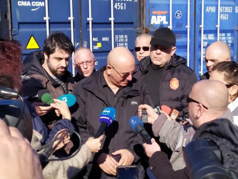 До дни връщаме част от контейнерите с боклуци на Италия