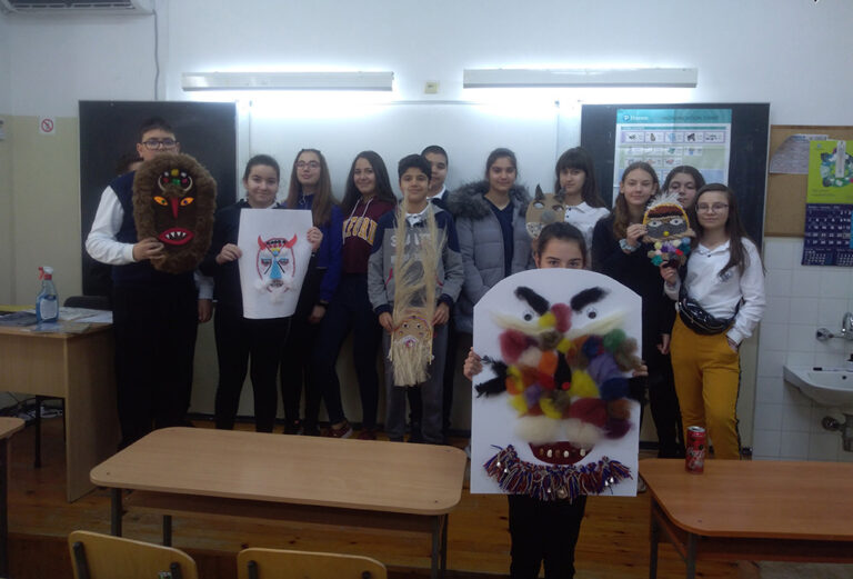 Ученици от Равда дариха кукерски маски на сдружение „Усмивка“