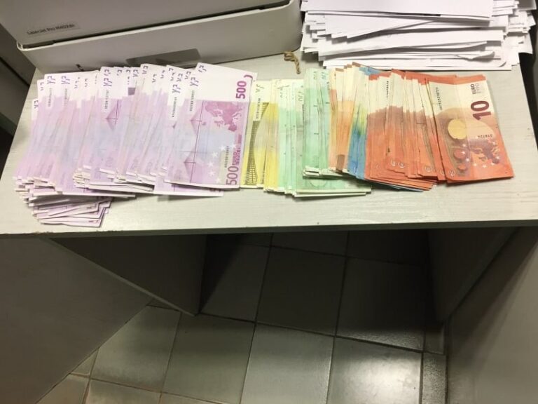 Митнически служители на МП Малко Търново откриха недекларирана валута за над 400 000 лева в чанта на пътничка