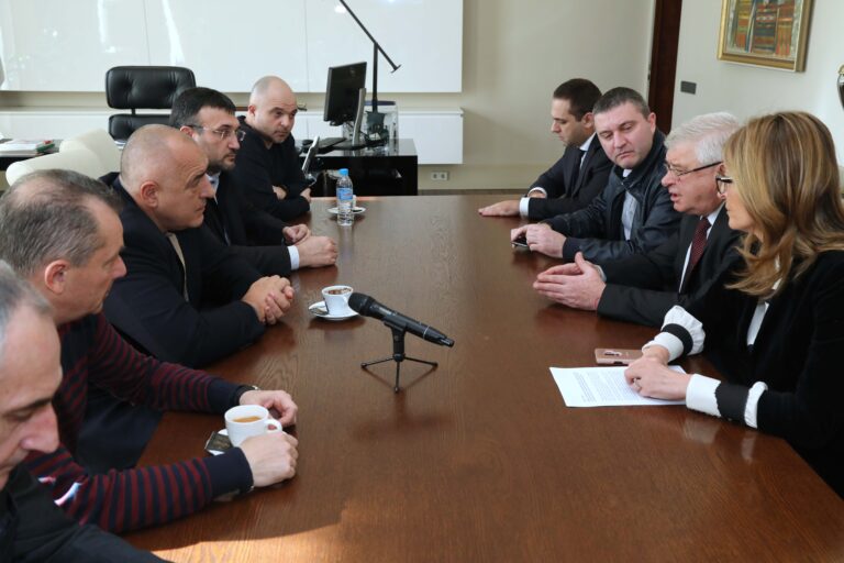 Пристигащите от Китай пътници ще минават през медицинска проверка у нас
