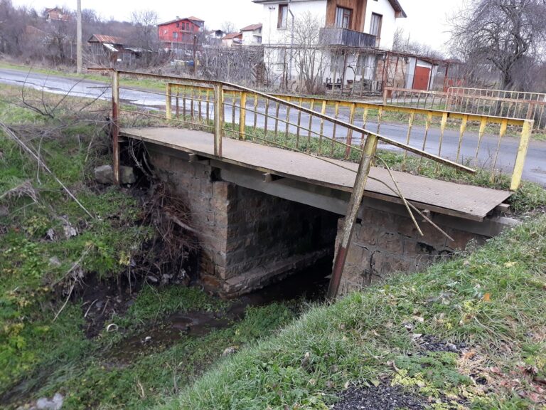Общината преасфалтира улицата и възстанови водостока при дерето край Димчево