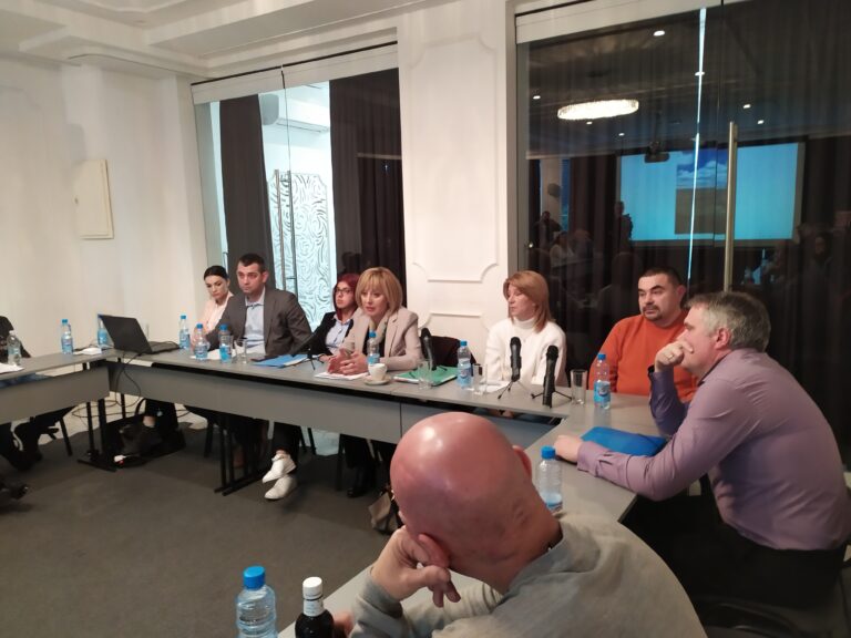 Манолова: Предлагаме по-строги изисквания към фирмите, които внасят, превозват и обработват отпадъци/видео/