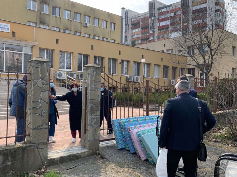 Доставиха походни легла на Дом „Майка и дете“, който е под карантина/снимки/