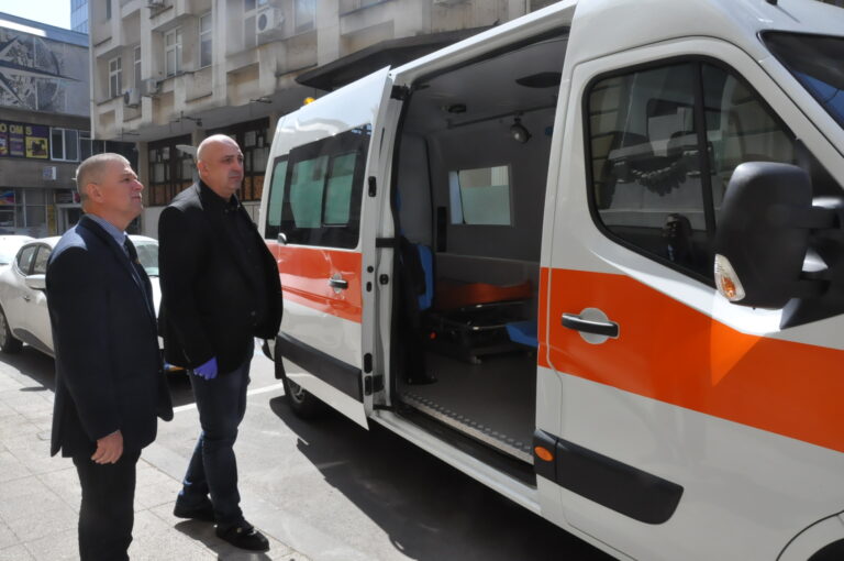 Малко Търново предостави за ползване  на Комплексен онкологичен център Бургас чисто нова линейка
