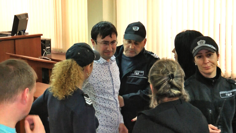 Върнаха Филипов в ареста, той припадна в залата/снимки/