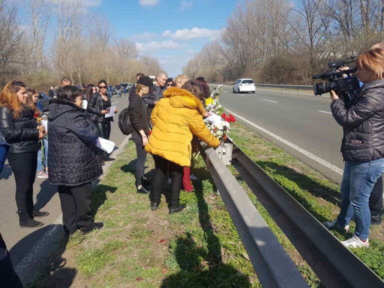 Близки на загиналите Ванча и Тодор настояват за справедлив процес. Протестират на пътя за Созопол (СНИМКИ/ВИДЕО)