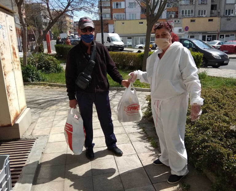 Доброволците на БЧК –Несебър раздадоха великденски пакети/снимки/