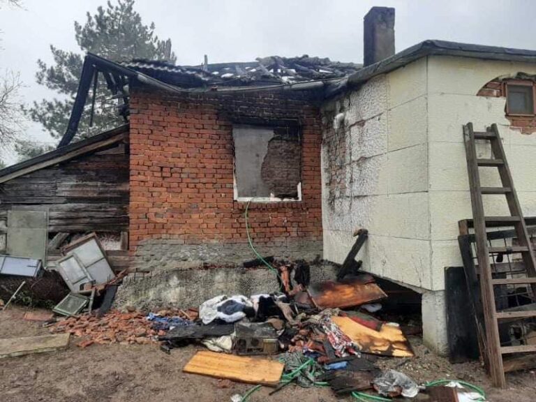 В Приморско събират пари за семейство от Ясна поляна. Пожар изпепели дома им (СНИМКИ)