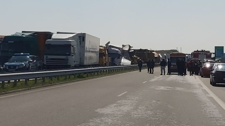 Десетки тирове във верижна катастрофа край Харманли, има загинали